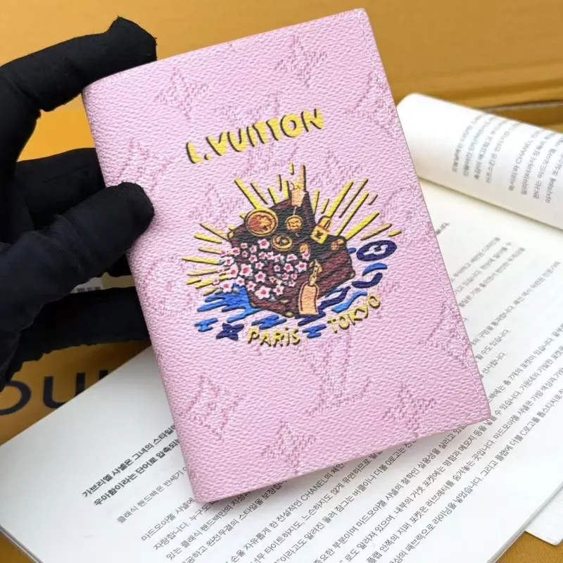 Alternative view of LV Wallets-700