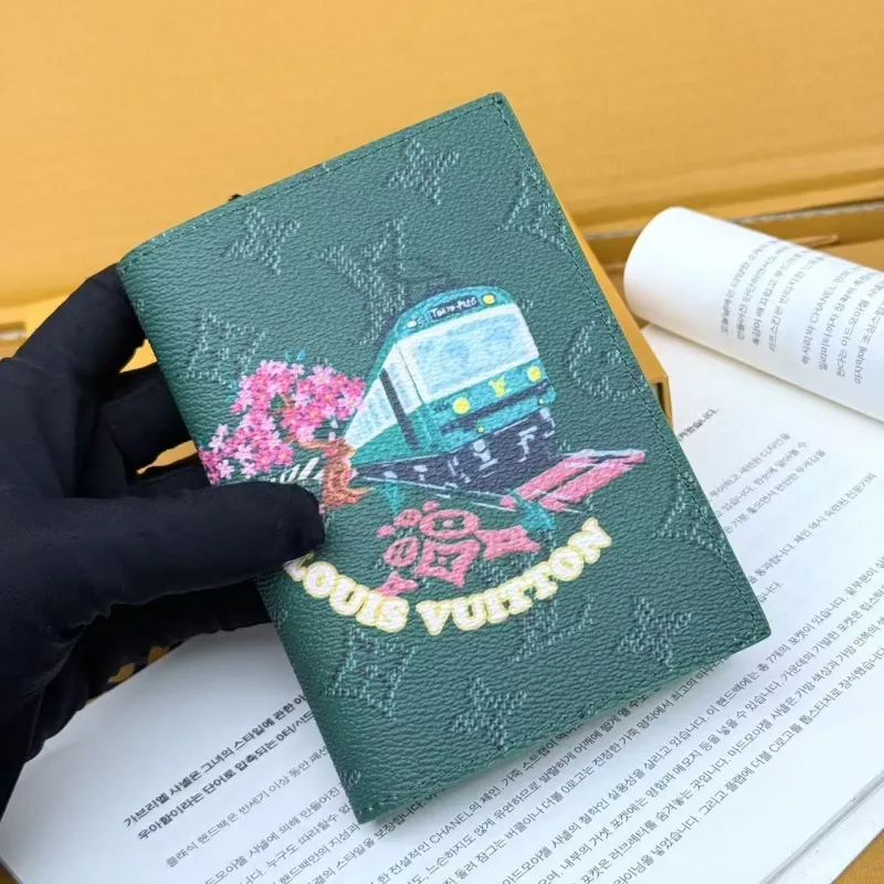 Alternative view of LV Wallets-701