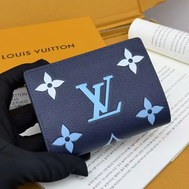 Alternative view of LV Wallets-702