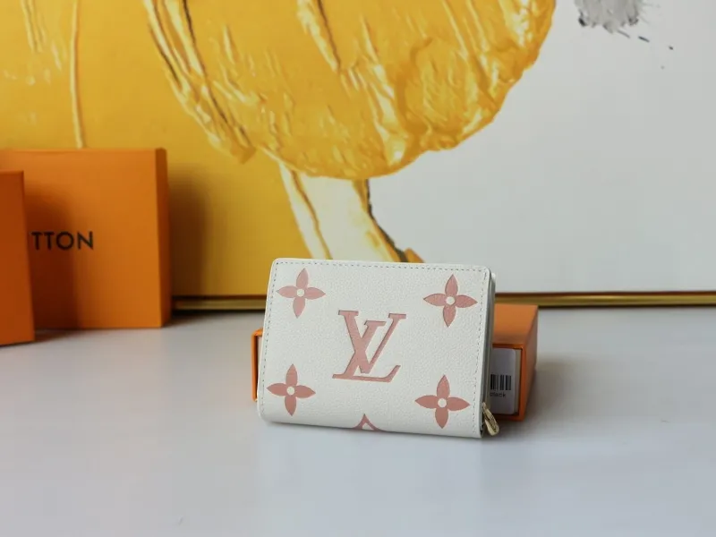 Alternative view of LV Wallets-704