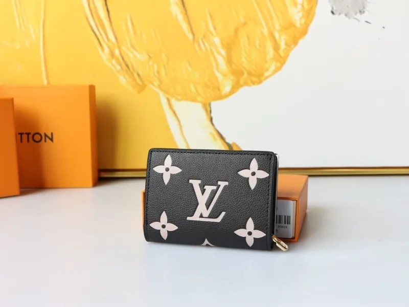 Alternative view of LV Wallets-705