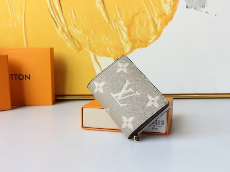Alternative view of LV Wallets-706