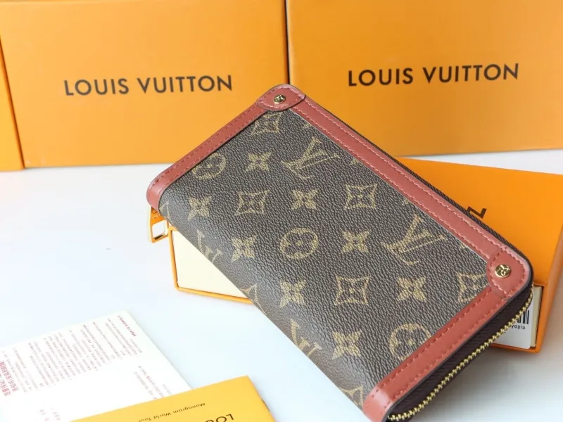 Alternative view of LV Wallets-708