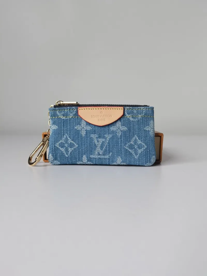 Alternative view of LV Wallets-712