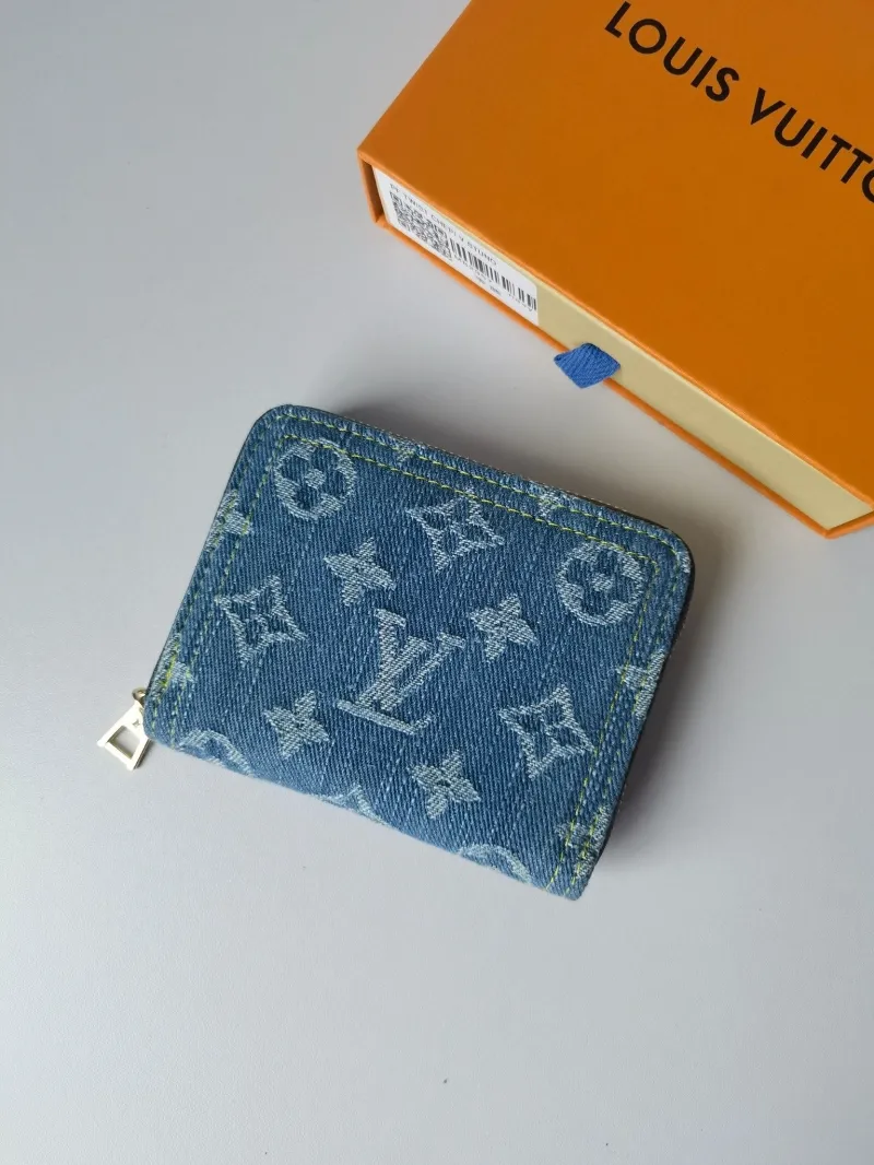 Alternative view of LV Wallets-713
