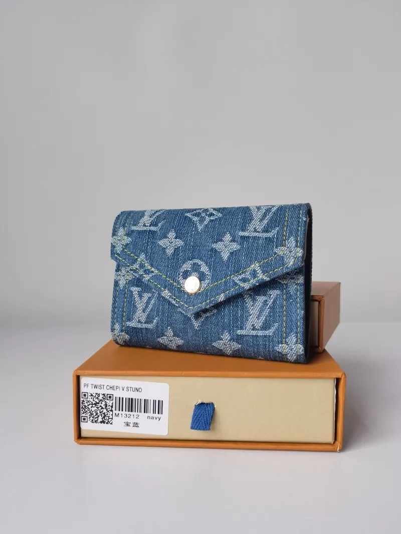 Alternative view of LV Wallets-714