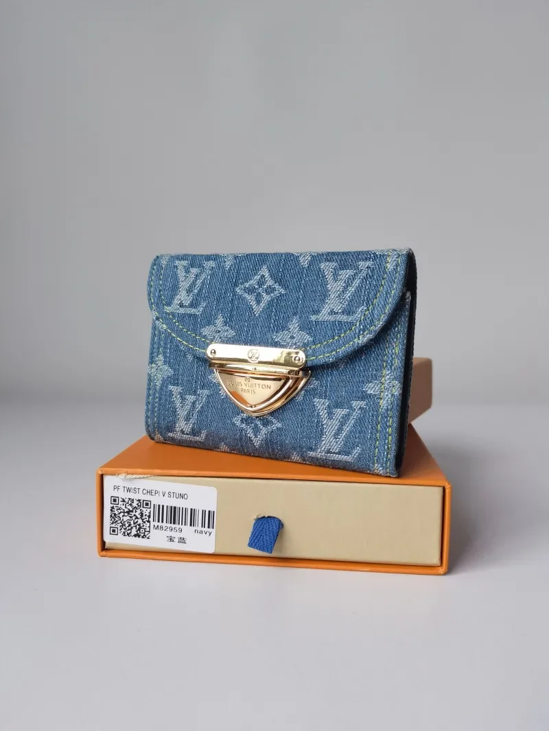 Alternative view of LV Wallets-716