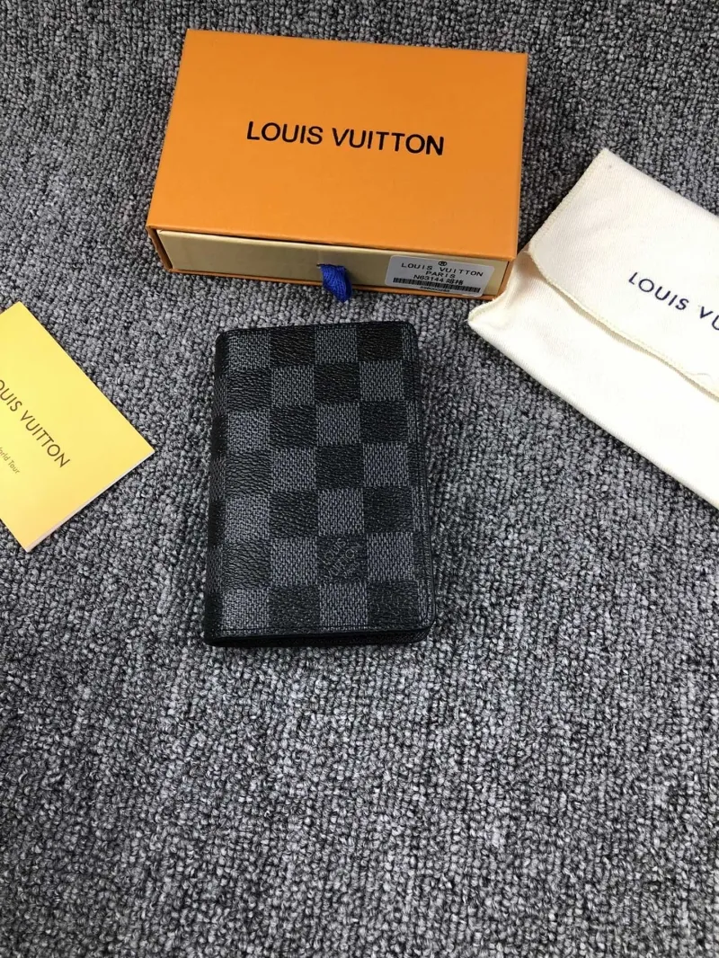 Alternative view of LV Wallets-722