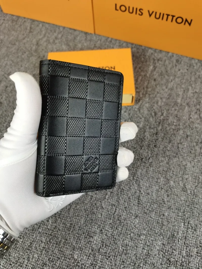 Alternative view of LV Wallets-727