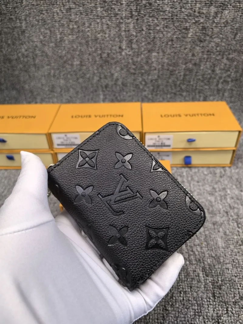 Alternative view of LV Wallets-743