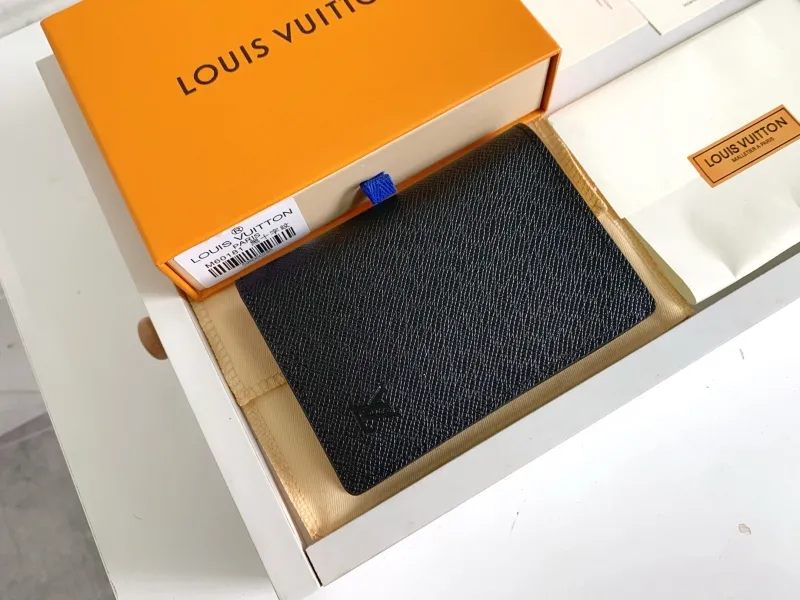 Alternative view of LV Wallets-752