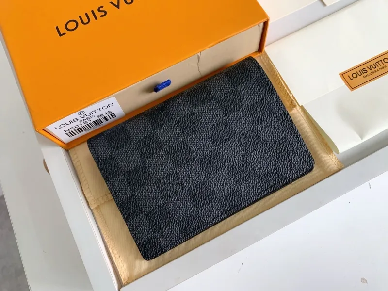 Alternative view of LV Wallets-754