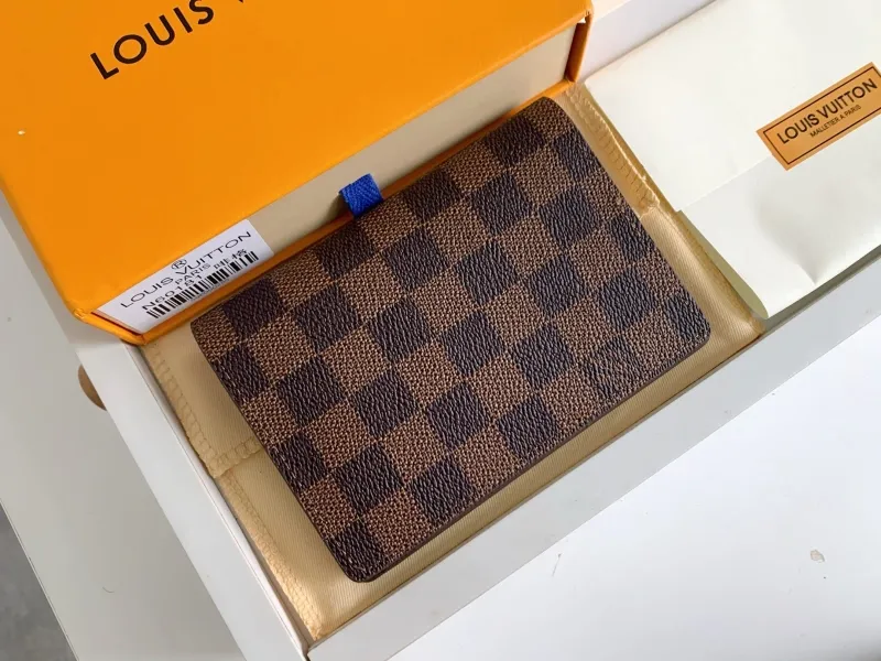 Alternative view of LV Wallets-755