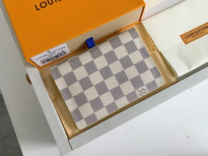 Alternative view of LV Wallets-756