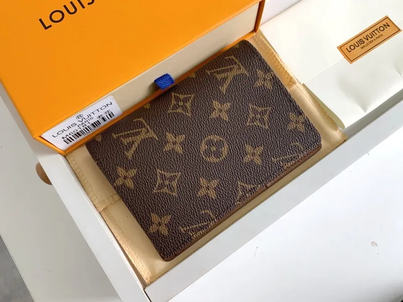 Alternative view of LV Wallets-757