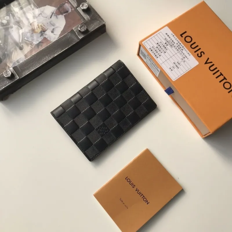 LV Wallets-758