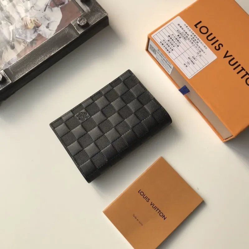 Alternative view of LV Wallets-758