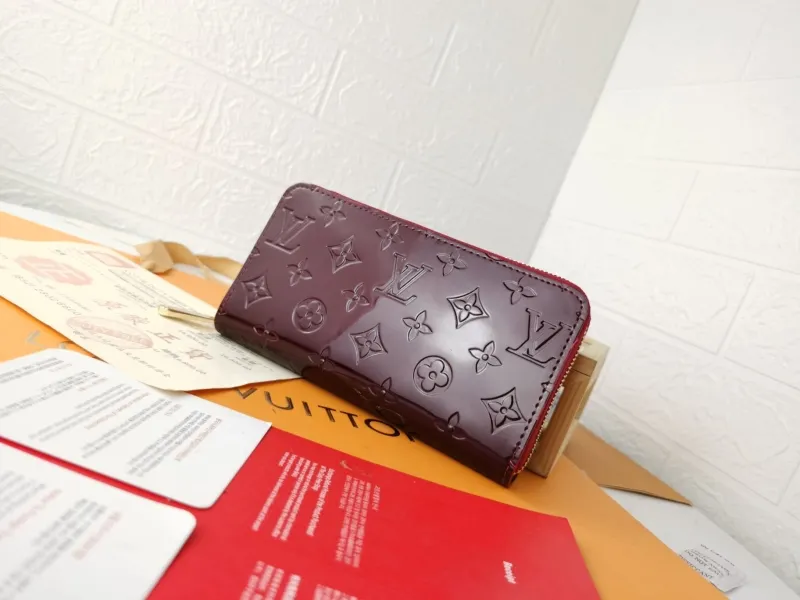 LV Wallets-759