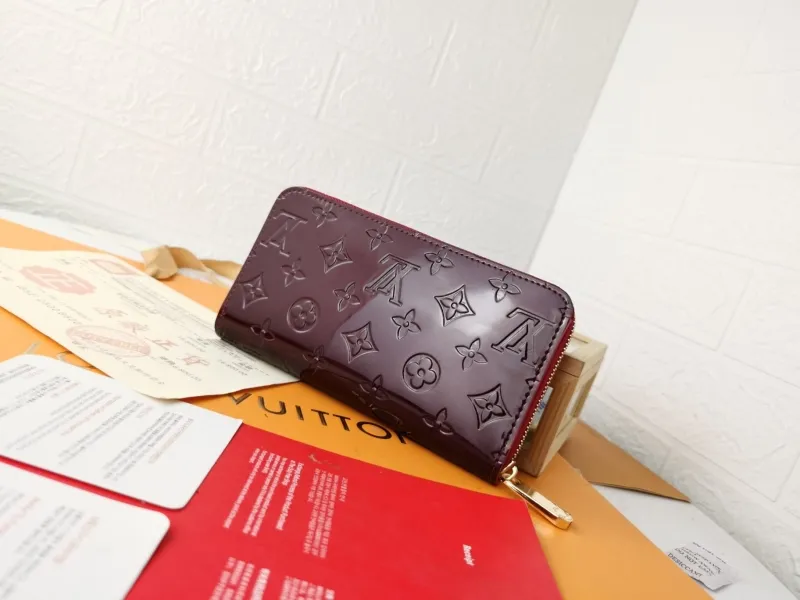 Alternative view of LV Wallets-759