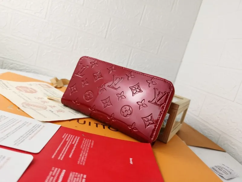 LV Wallets-761