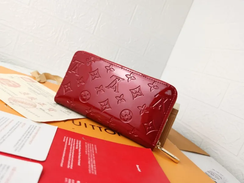 Alternative view of LV Wallets-761