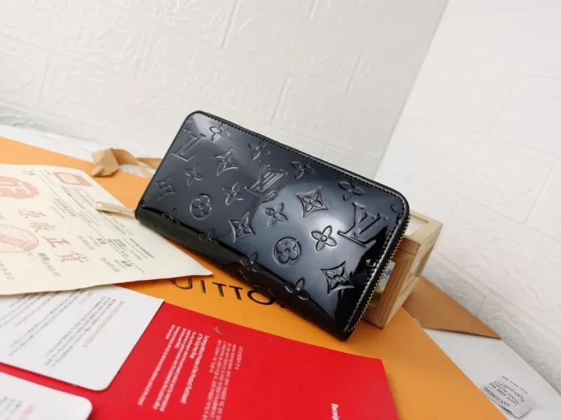LV Wallets-762
