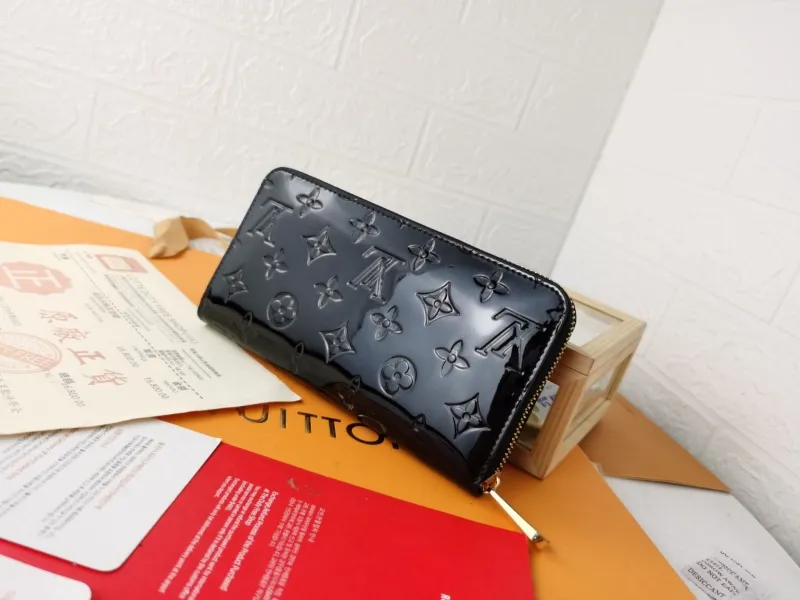 Alternative view of LV Wallets-762