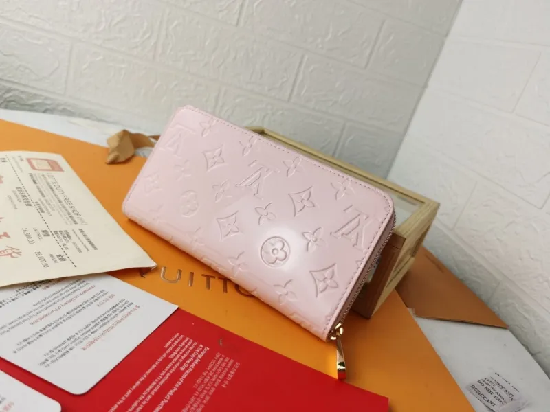 Alternative view of LV Wallets-763