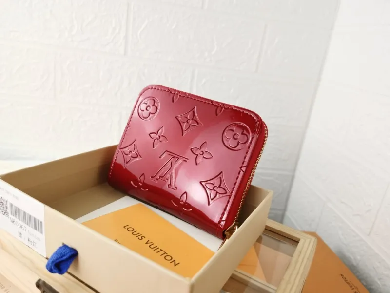Alternative view of LV Wallets-764