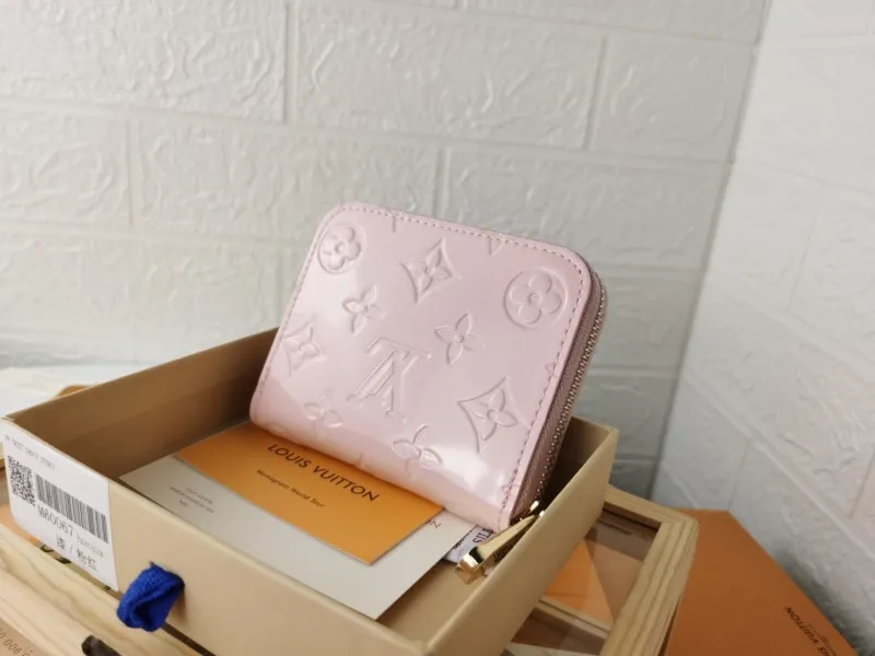 Alternative view of LV Wallets-765