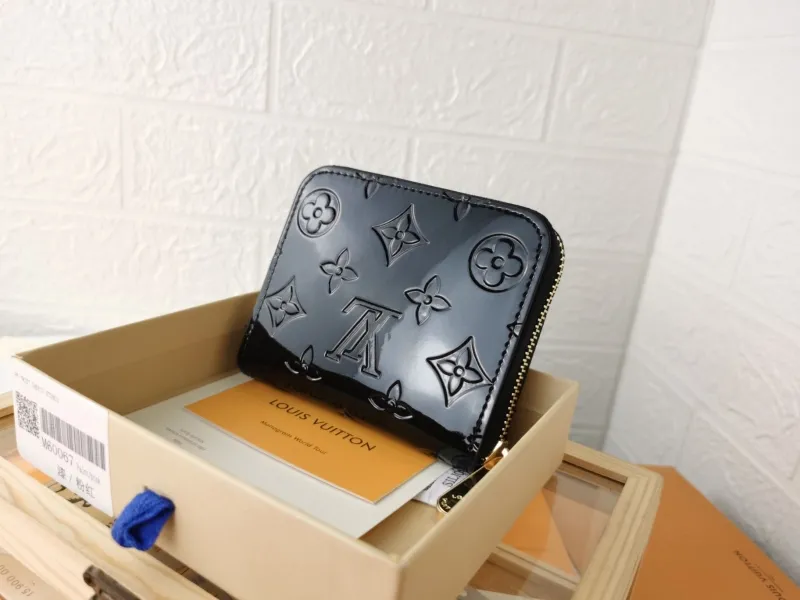 Alternative view of LV Wallets-766