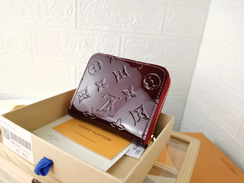 Alternative view of LV Wallets-767