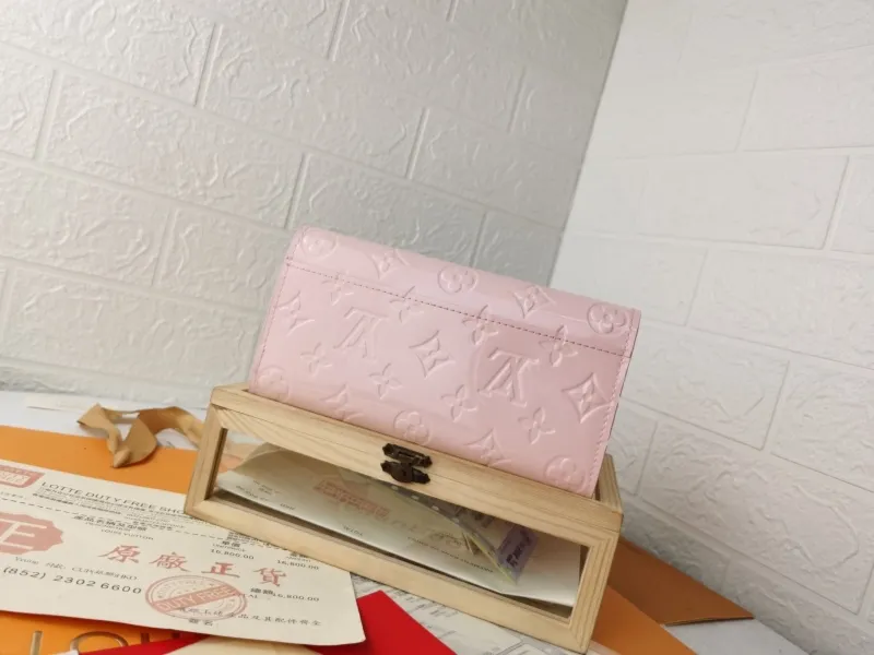 Alternative view of LV Wallets-768
