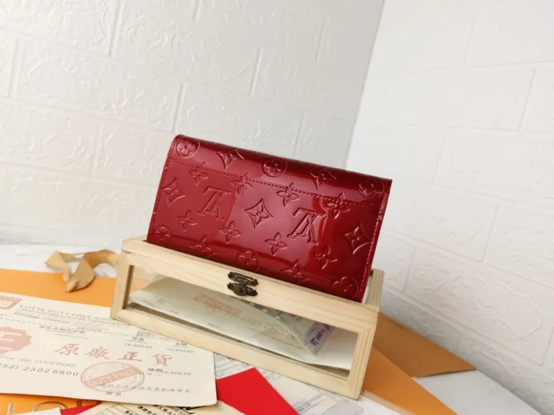 Alternative view of LV Wallets-769