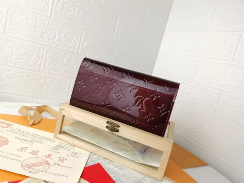 Alternative view of LV Wallets-770
