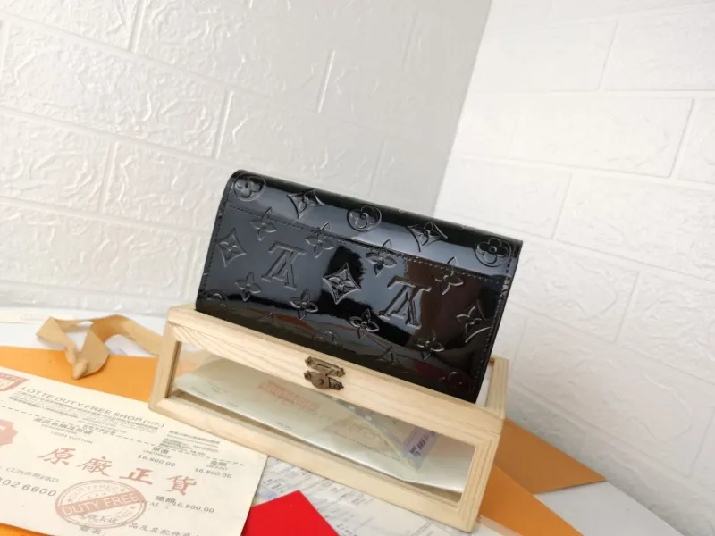 Alternative view of LV Wallets-771