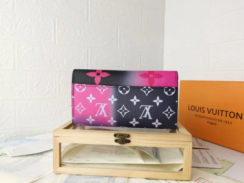 Alternative view of LV Wallets-772