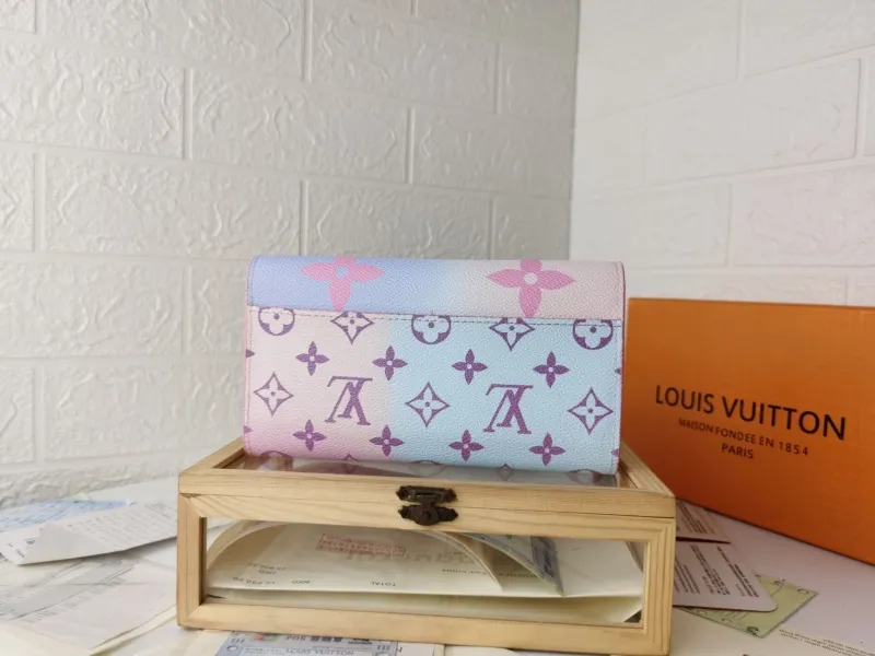 Alternative view of LV Wallets-773