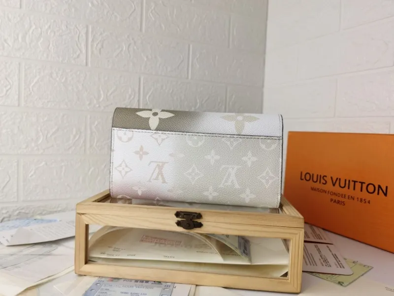 Alternative view of LV Wallets-774