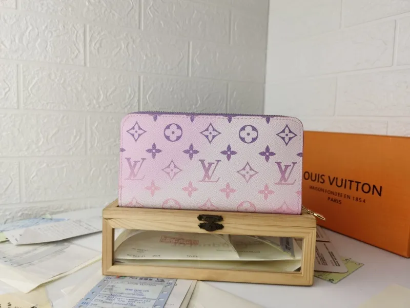 Alternative view of LV Wallets-776