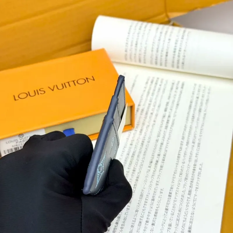 Alternative view of LV Wallets-782