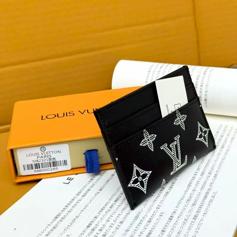 Alternative view of LV Wallets-783