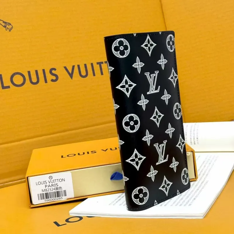 Alternative view of LV Wallets-785