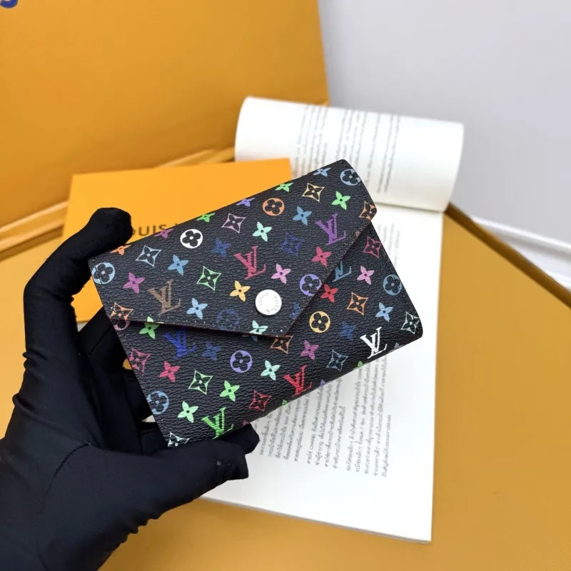 Alternative view of LV Wallets-788