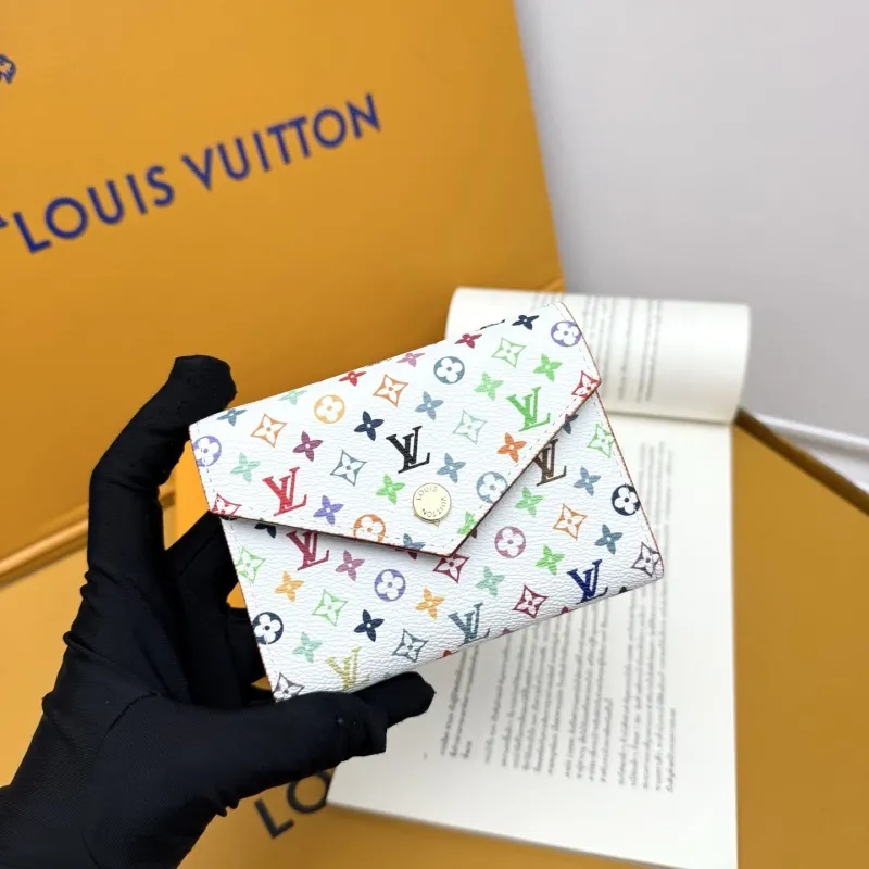 Alternative view of LV Wallets-789