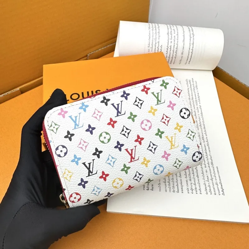 Alternative view of LV Wallets-791