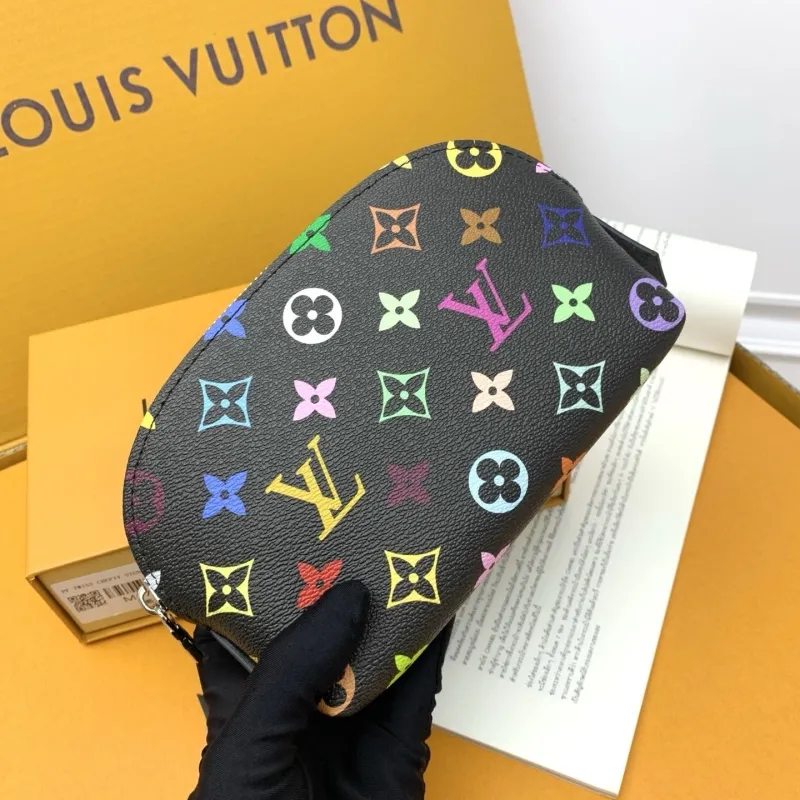 Alternative view of LV Wallets-794