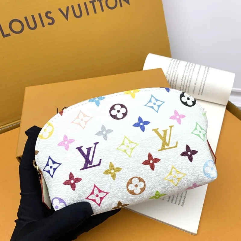 Alternative view of LV Wallets-795