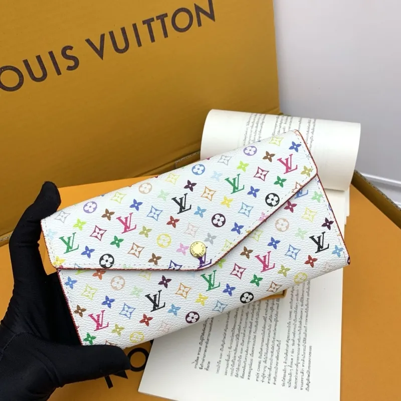 Alternative view of LV Wallets-800