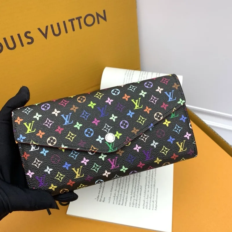 Alternative view of LV Wallets-801